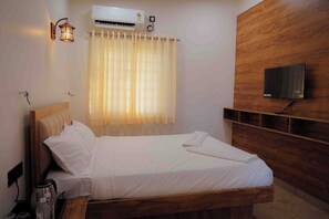 Escritorio, espacio para trabajar con laptop y insonorización 