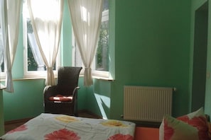 2 bedrooms, travel cot, free WiFi, bed sheets