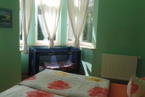 2 bedrooms, travel cot, free WiFi, bed sheets - "Bodeblick" apartment - family happiness with a view & farmhouse charm (Thale)