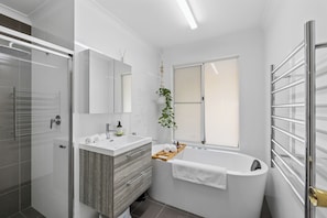 Shower, jetted bath, hair dryer, towels - Prime Location Crown, Train&City (Lathlain)