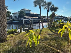 Property grounds - Enjoy waterfront home on Charlotte Harbor. Available Winter '26/Spring '27 (Punta Gorda)