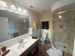 Shower, bidet, towels, toilet paper - Enjoy waterfront home on Charlotte Harbor. Available Winter '26/Spring '27 (Punta Gorda)