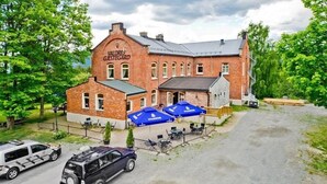En murbygning med et skilt, der siger "Valdes' Gjestegård".