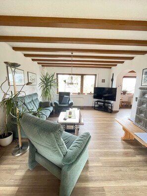 Unclassified image, 2 of 32, button - Apartment 'Dein Wald Und Wein Hideaway' with Private Terrace, Shared Garden and Wi-Fi (Kommen)