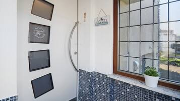 Douche, sèche-cheveux, serviettes fournies