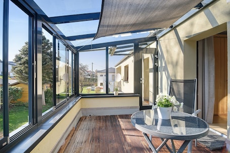 屋外ダイニングエリア. Holiday Apartment – Your Forest & Wine Hideaway with Private Terrace, Garden & Wi-Fi
