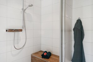 Dusche, Haartrockner, Handtücher