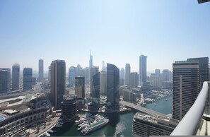 Ein Hochhotel mit Blick auf eine Marina, im Hintergrund moderne Wolkenkratzer.