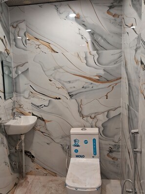 Phòng đôi Deluxe, ban công, quang cảnh vườn | Phòng tắm | Buồng tắm vòi sen, dép đi trong nhà, khăn tắm, xà phòng 