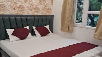 In-room safe, laptop workspace, soundproofing, free WiFi