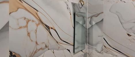 Suite Deluxe, varias habitaciones, balcón, vista a la ciudad | Baño | Regadera, pantuflas, toallas, jabón