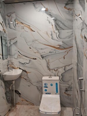 Habitació doble Deluxe, balcó, vistes al jardí | Bany | Dutxa, sabatilles, tovalloles i sabó