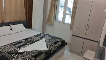 In-room safe, laptop workspace, soundproofing, free WiFi