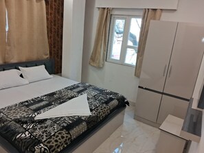 In-room safe, laptop workspace, soundproofing, free WiFi