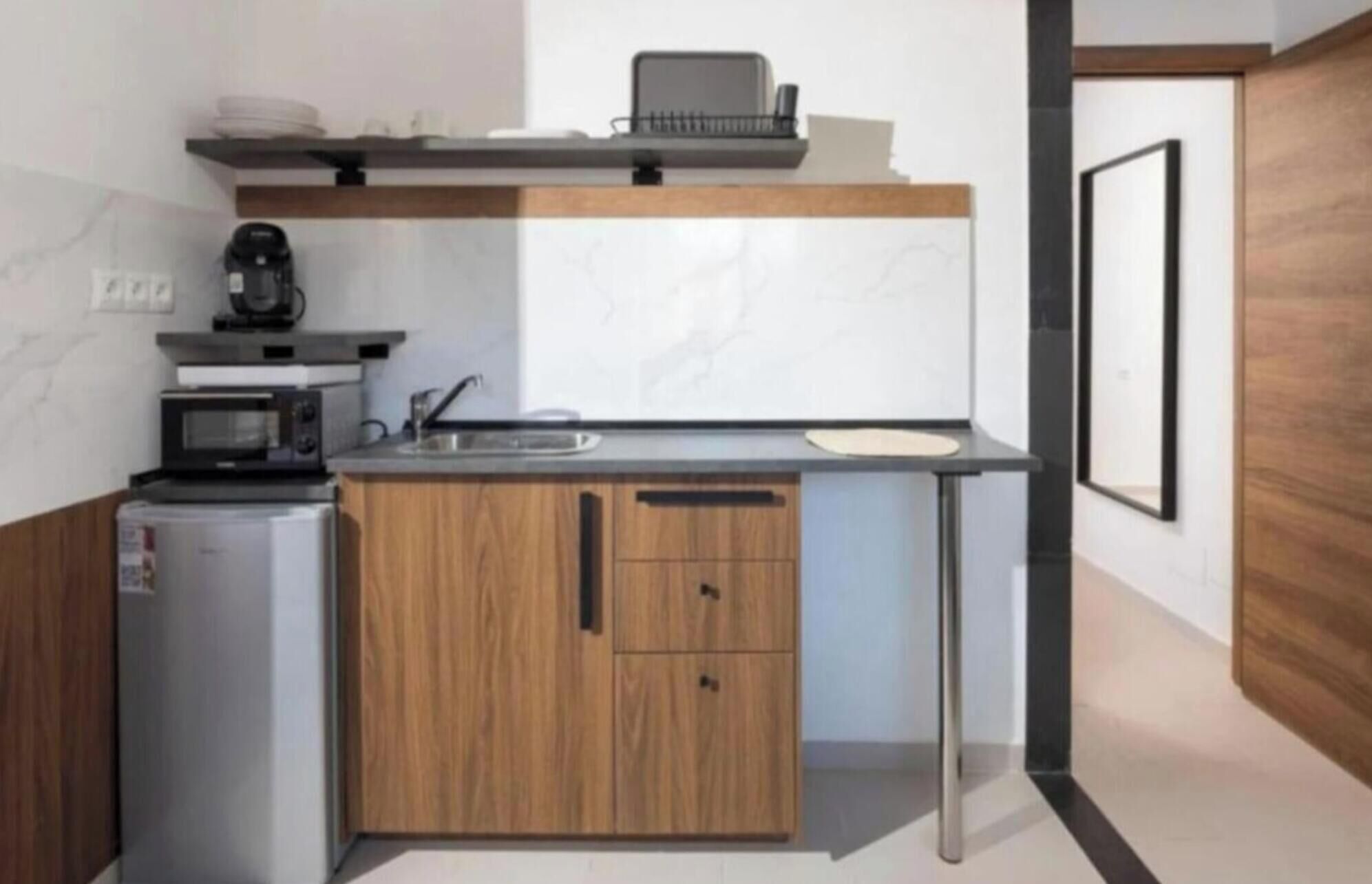Coffee/tea maker, fridge, oven, stovetop