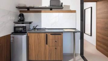 Fridge, oven, stovetop, coffee/tea maker