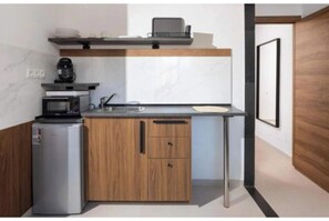 Fridge, oven, stovetop, coffee/tea maker