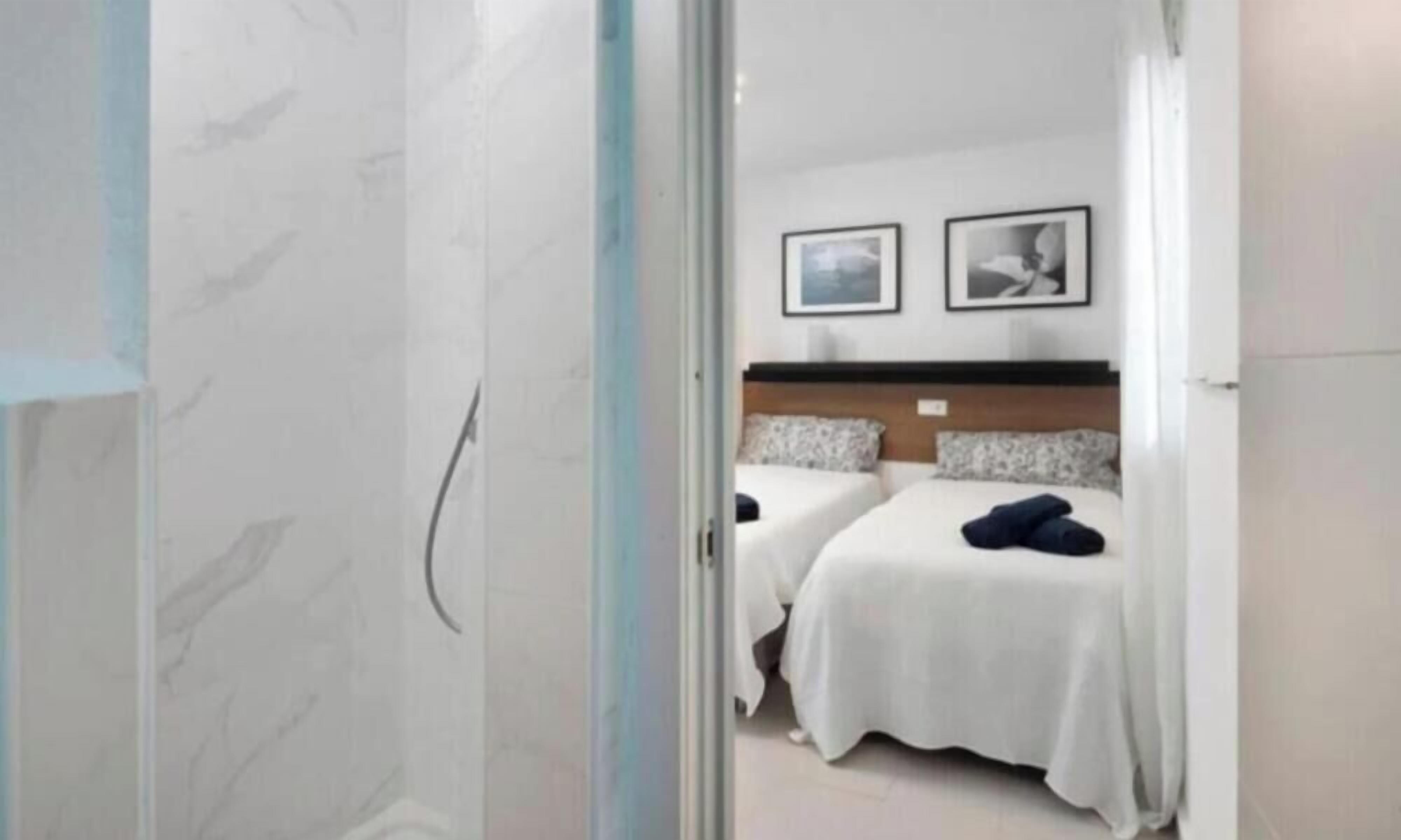 1 quarto, cofres nos quartos, ferros/tábuas de passar roupa