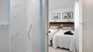 1 quarto, cofres nos quartos, ferros/tábuas de passar roupa