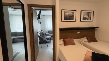 1 dormitorio, caja fuerte, tabla de planchar con plancha y cuna de viaje
