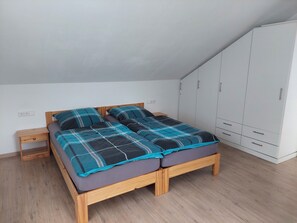 1 bedroom, in-room safe, desk, travel cot - Steinenberg vacation apartment (Nürtingen)