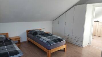 Schreibtisch, kostenloses WLAN, Bettwäsche