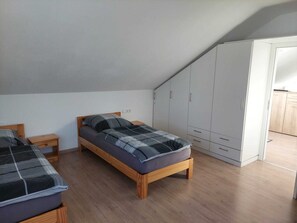 Schreibtisch, kostenloses WLAN, Bettwäsche