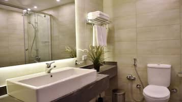 Basic-Studio, 1 King-Bett | Badezimmer