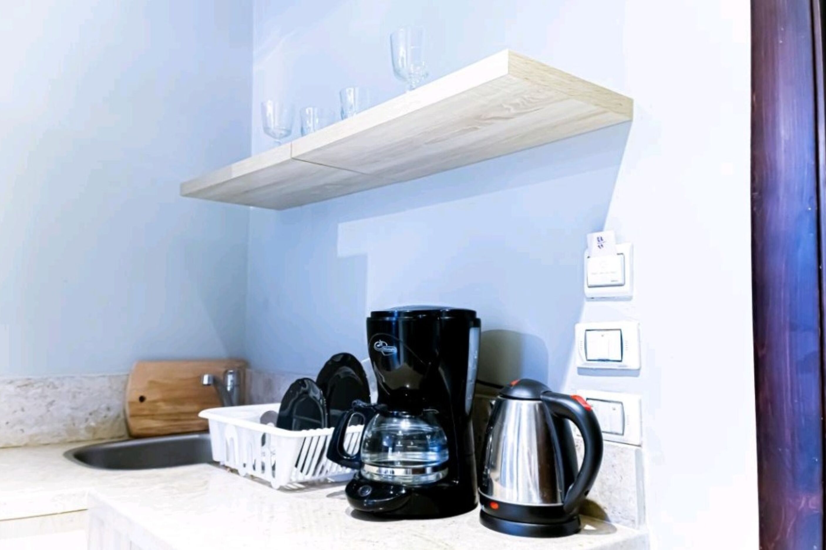 Deluxe Studio, 1 King Bed | Private kitchen