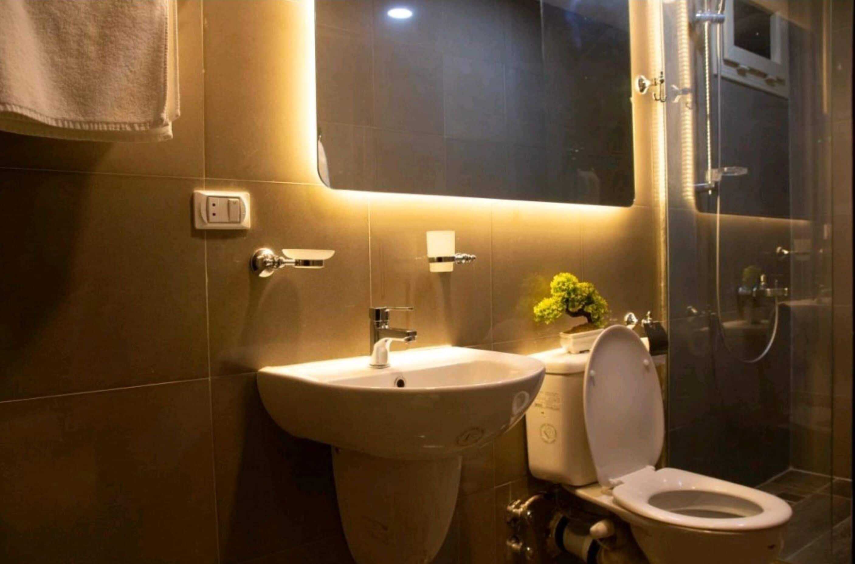 Un baño con lavamanos, inodoro y ducha.