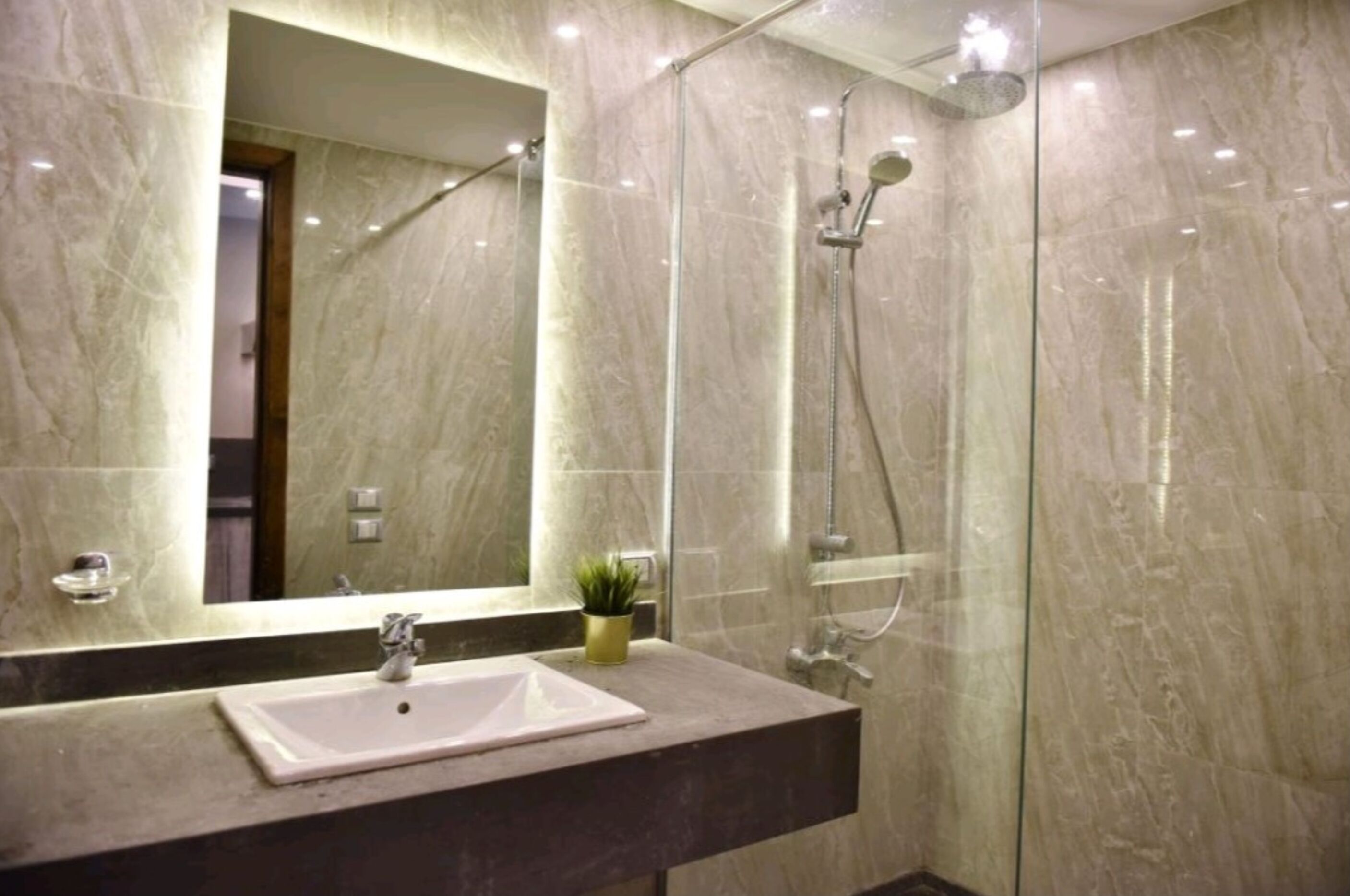 Executive studio | Badkamer | Een bad, een haardroger, handdoeken, zeep