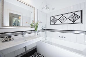 Shower, jetted bath, hair dryer, bidet - Villa Costa Incantata with Jacuzzi and Stunning Amalfi Sea Views (Amalfi)