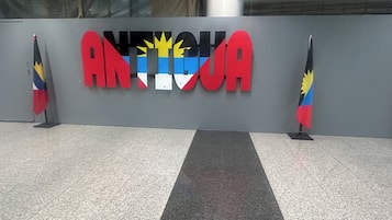 House, 4 Bedrooms, Balcony | Lobby