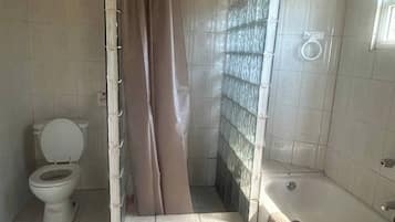 Nhà, 4 phòng ngủ, ban công | Phòng tắm