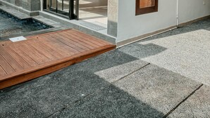 Ein modernes Haus mit Pool, Holzterrasse und Fernseher im Wohnzimmer.