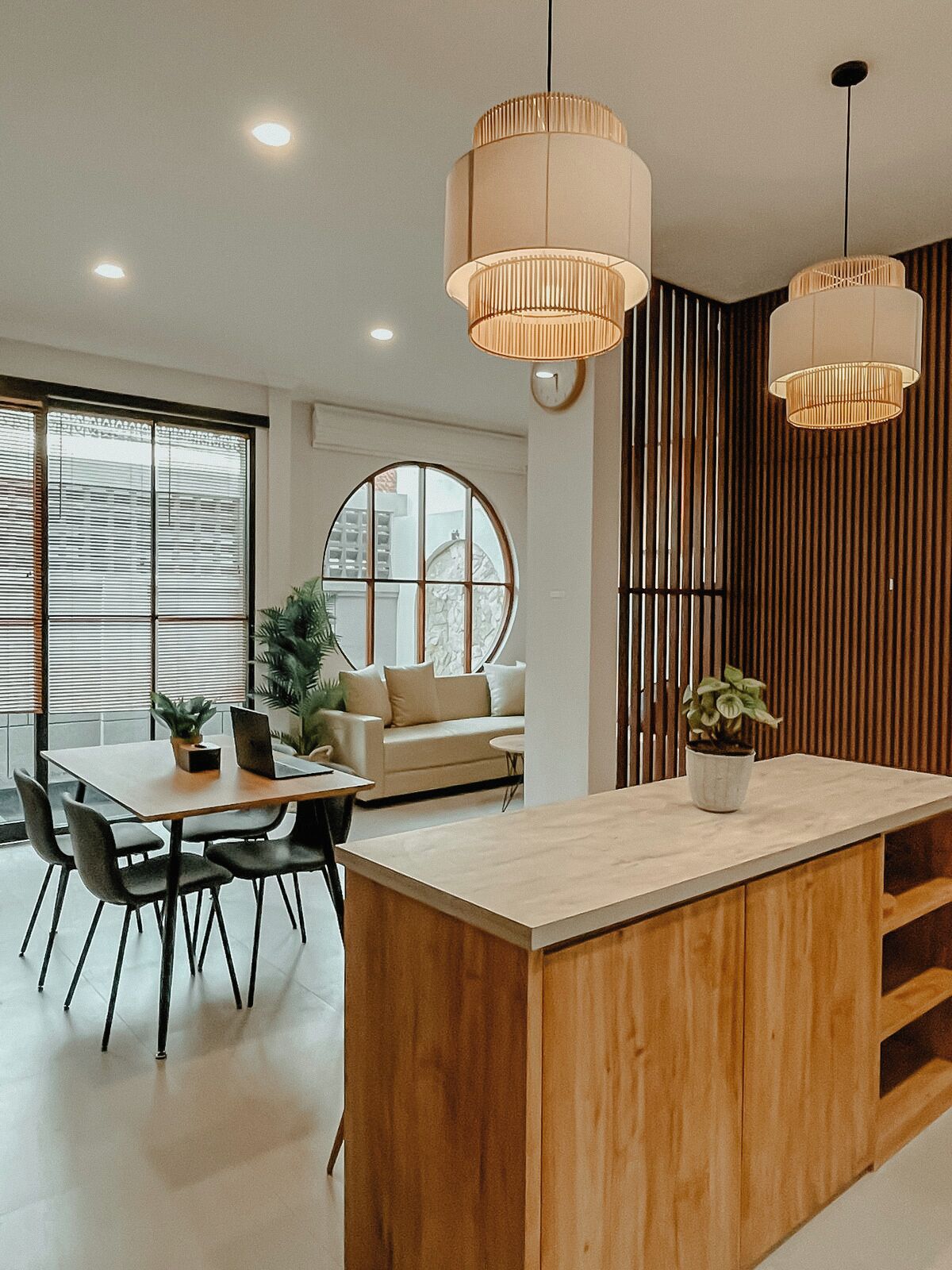 Familievilla, balkong, bassengutsikt | Spisestue