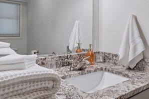 Haartrockner, Handtücher, Seife, Toilettenpapier