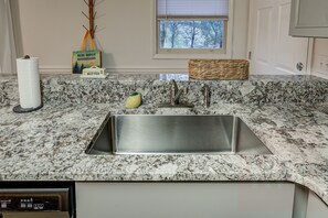 Interior - 10 minutes to downtown Johnson City (Johnson City)