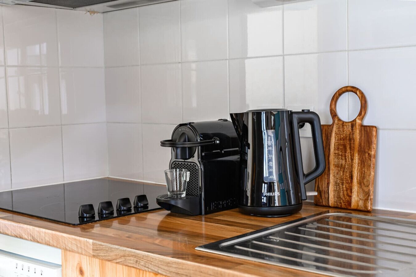 Frigorífico, microondas, horno y lavavajillas