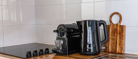 Frigorífico, microondas, horno y lavavajillas