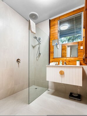 House, Smoking | 3 bedrooms - Zen in the Tropics Fenced Yard - Balcony - Desk (Darwin)