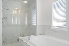House, 3 Bedrooms, Balcony, City View | Bathroom - Modern House Steps From Dining, Shopping & Lakes (Aurora)