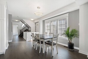 Ferienhaus, 3 Schlafzimmer, Balkon, Stadtblick | Esszimmer
