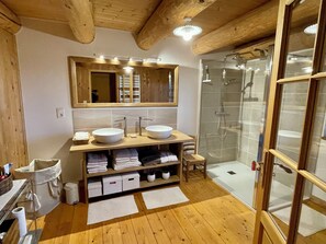Dusj, hårføner, håndklær og såpe