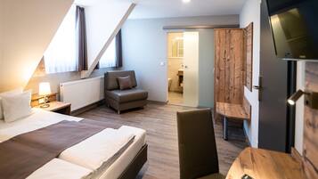 Escritorio, wifi gratis y ropa de cama