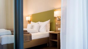 A hotel room with a bed, a nightstand, and a lamp. - Hotel-Gasthof Neue Post (Leutershausen)