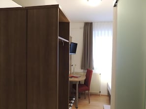 Habitación individual | Escritorio, sistema de insonorización, wifi gratis y ropa de cama