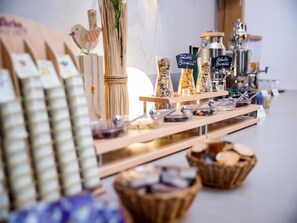 Free daily buffet breakfast  - Hotel-Gasthof Neue Post (Leutershausen)