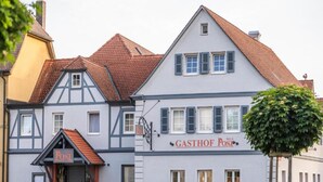 A traditional European building with a sign reading "GASTHOF Post" indicating a guesthouse or inn. - Hotel-Gasthof Neue Post (Leutershausen)