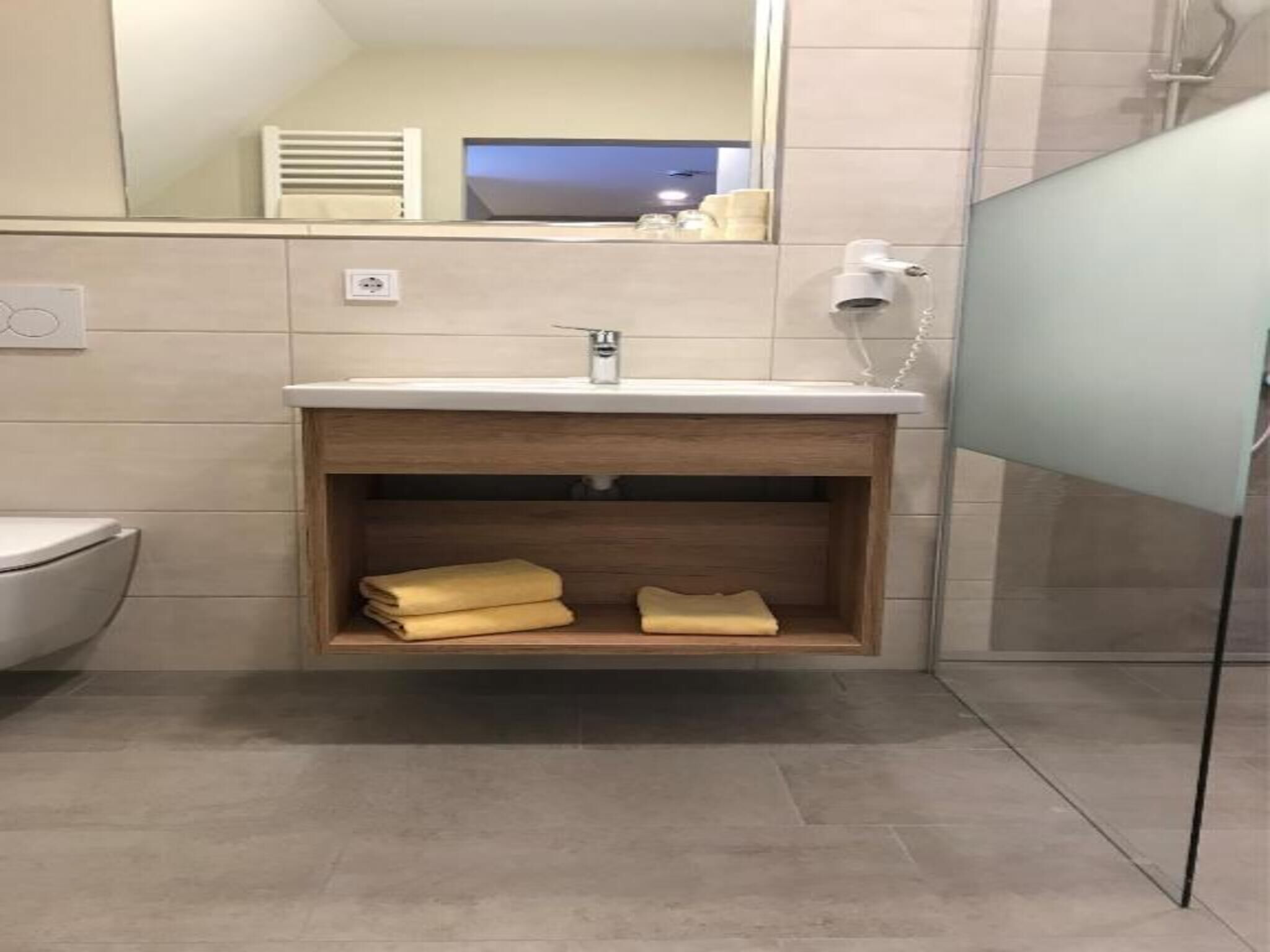 Superior-Doppelzimmer | Badezimmer | Dusche, kostenlose Toilettenartikel, Handtücher